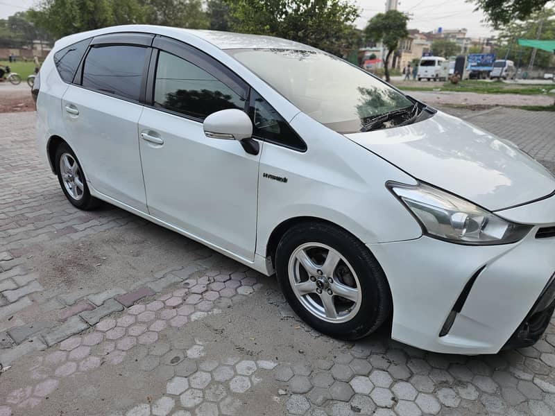 Toyota Prius Alpha 2012 4