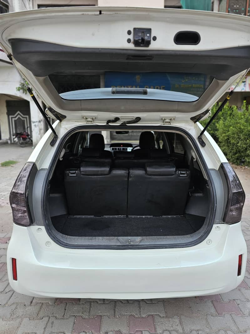 Toyota Prius Alpha 2012 6