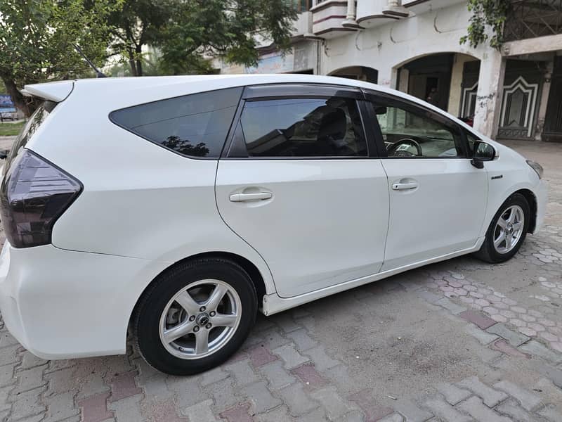 Toyota Prius Alpha 2012 7
