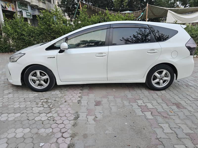 Toyota Prius Alpha 2012 9