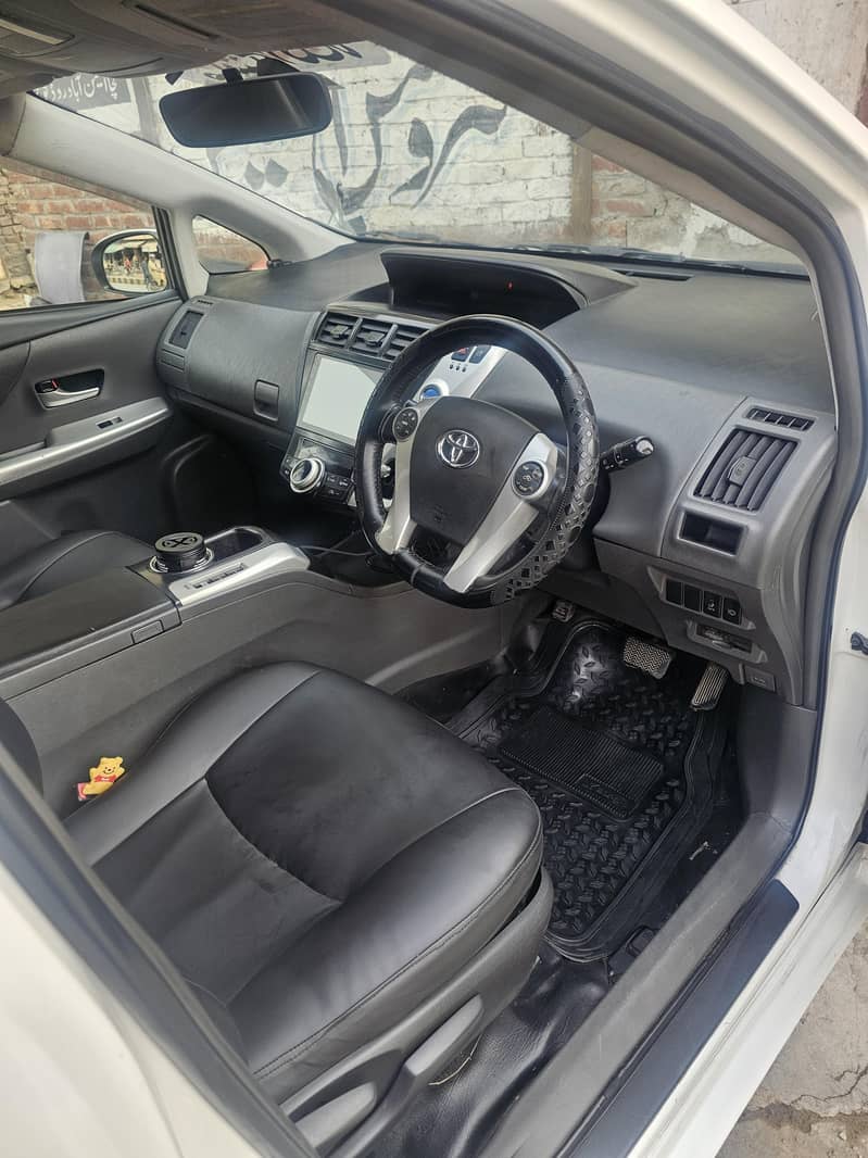 Toyota Prius Alpha 2012 10