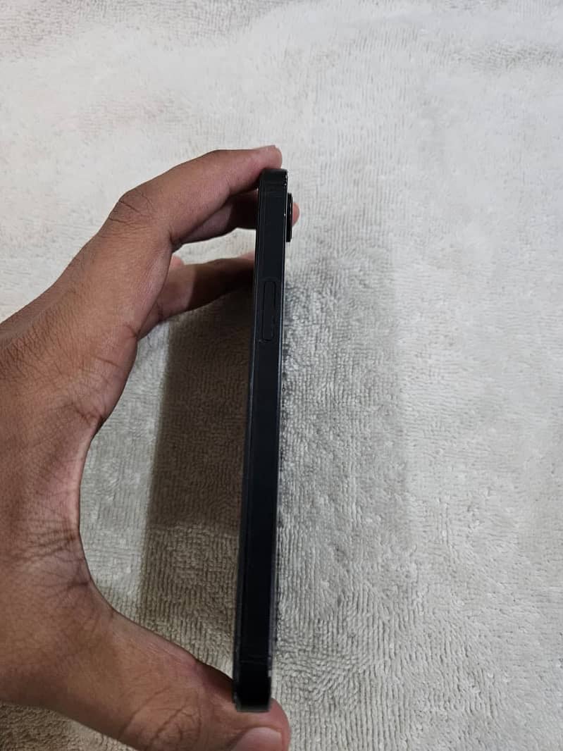 Apple iPhone 16e 1