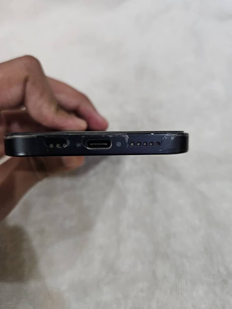 Apple iPhone 16e 2