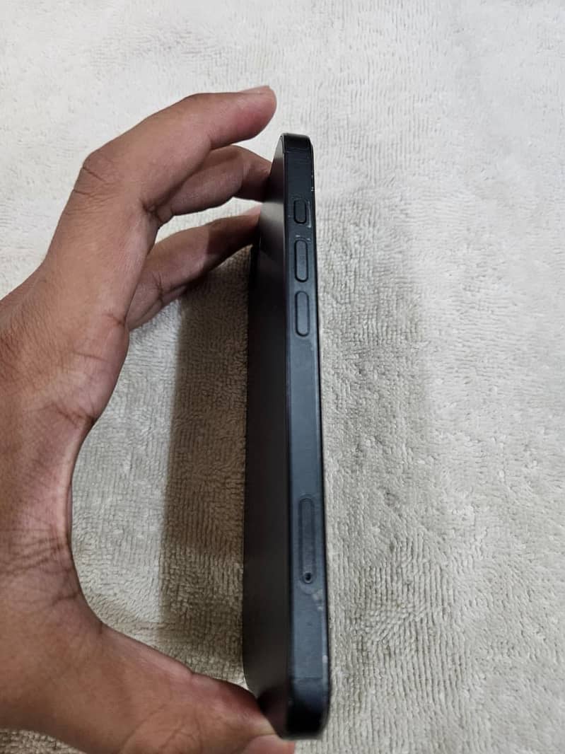 Apple iPhone 16e 4