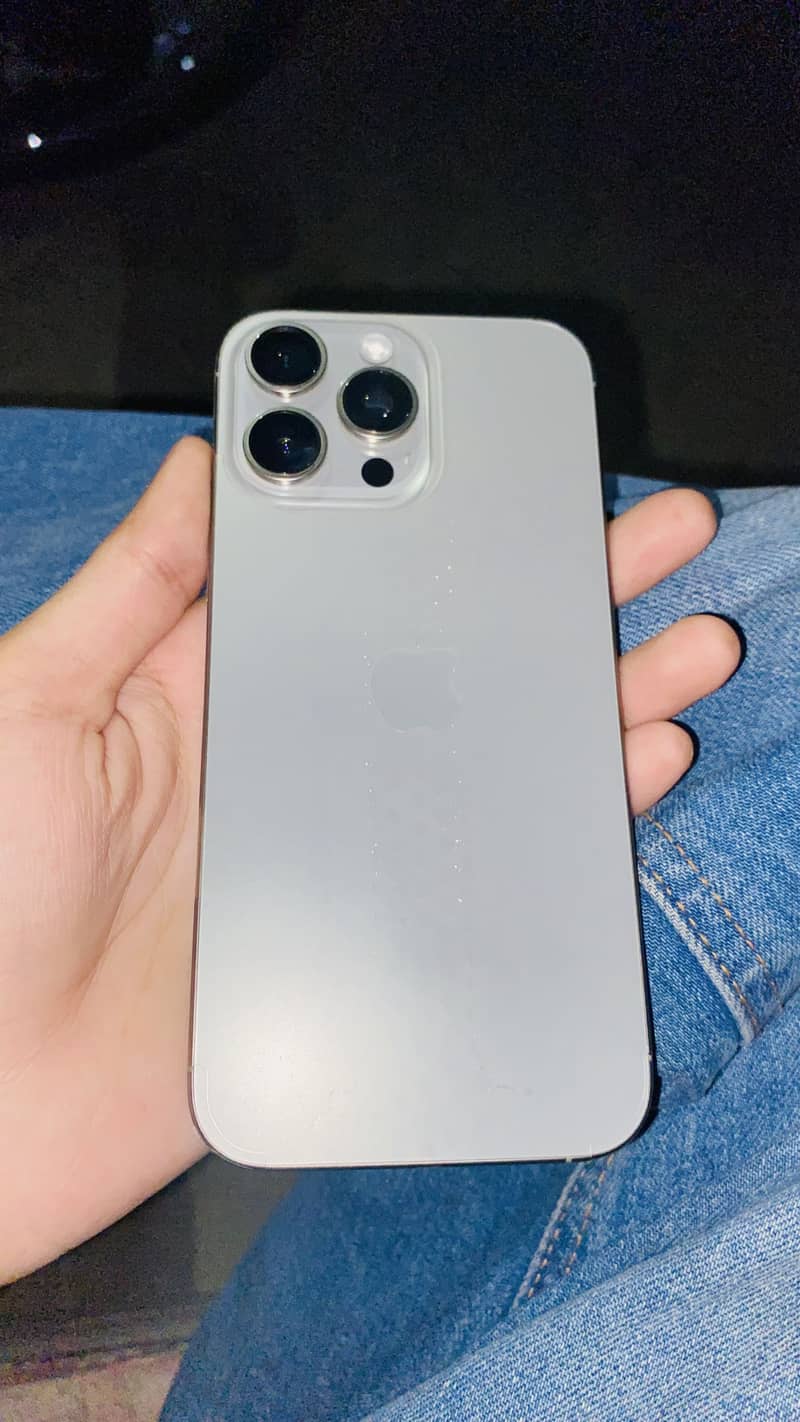 Apple iPhone 16 Pro Max 4
