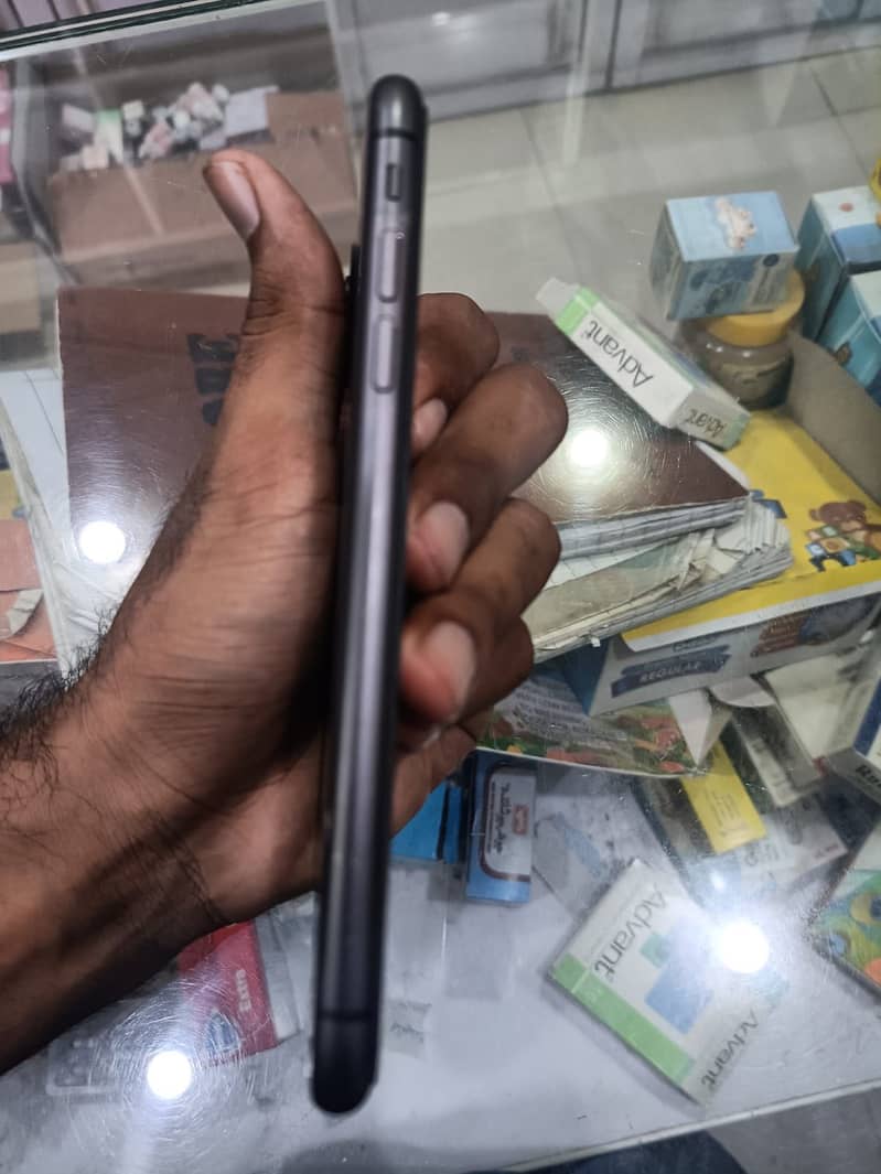Apple iPhone 11 4