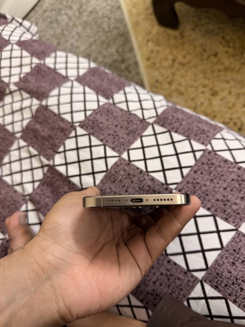Apple iPhone 16 Pro Max 4