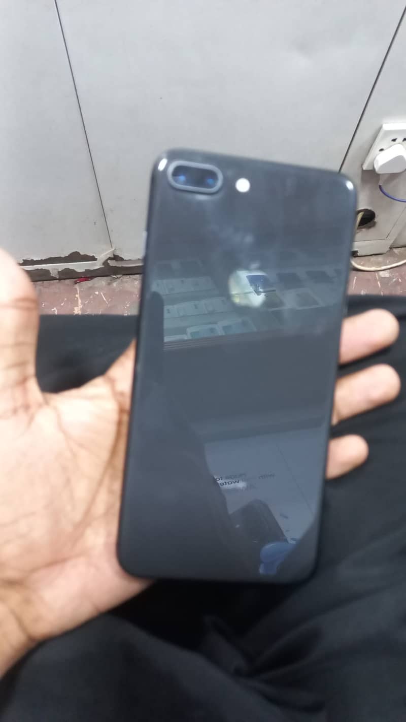 Apple iPhone 8 Plus 1