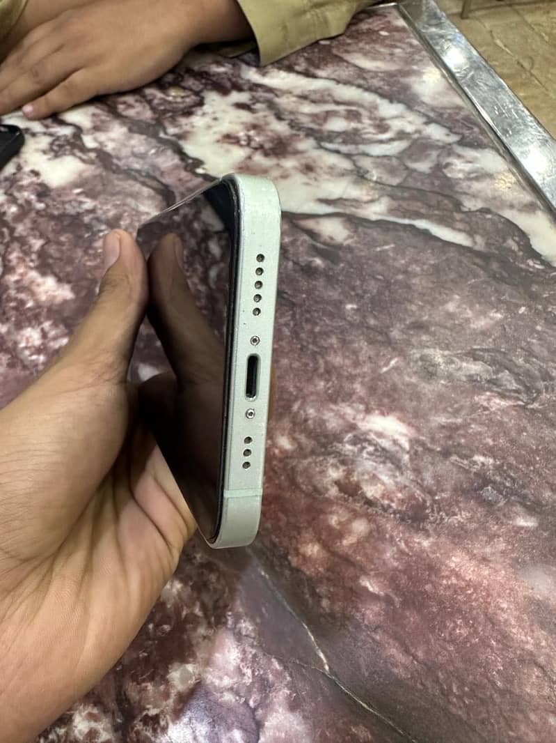 Apple iPhone 12 4