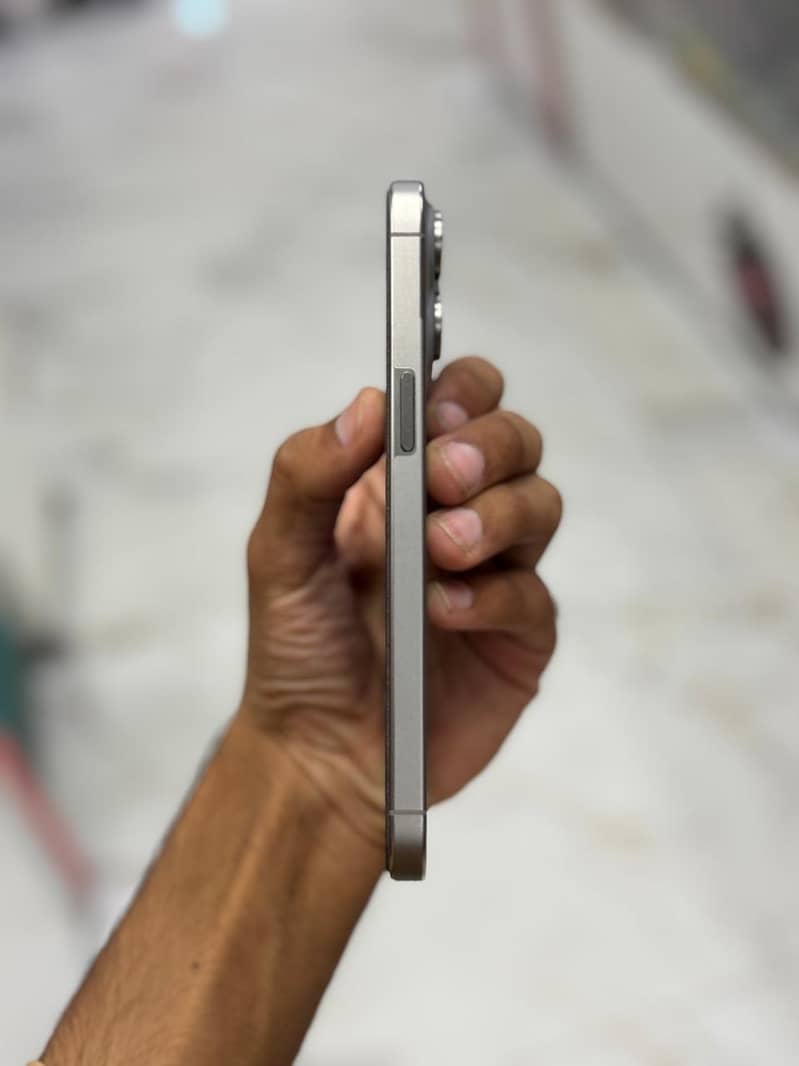 Apple iPhone 15 Pro Max 4