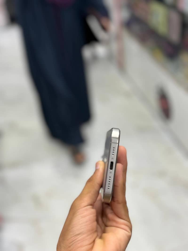 Apple iPhone 15 Pro Max 6