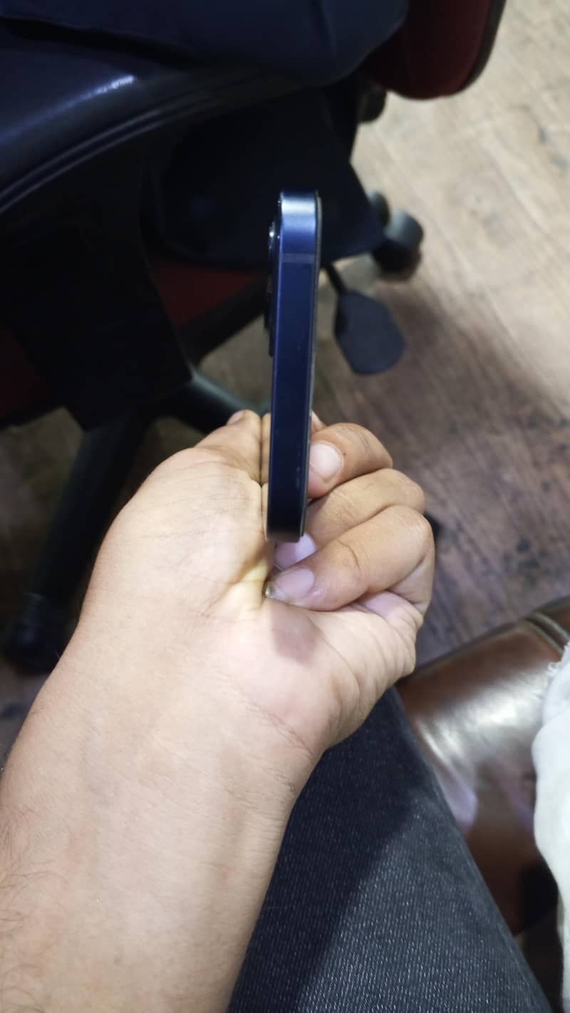Apple iPhone 12 4