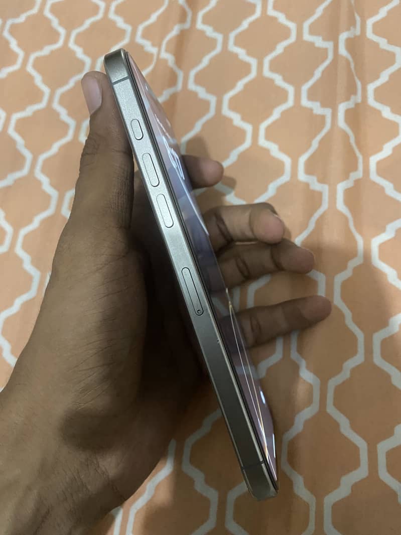 Apple iPhone 16 Pro Max 1