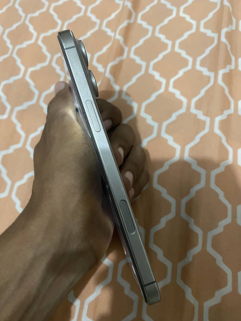 Apple iPhone 16 Pro Max 2
