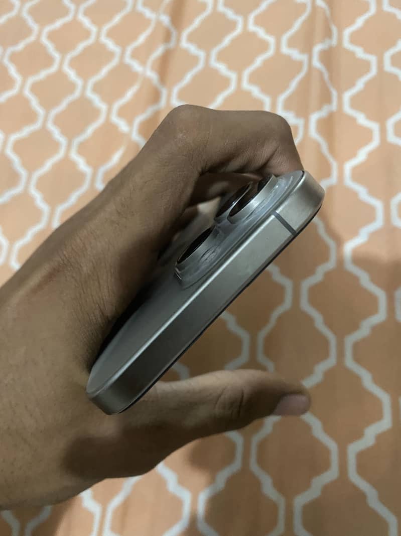 Apple iPhone 16 Pro Max 4