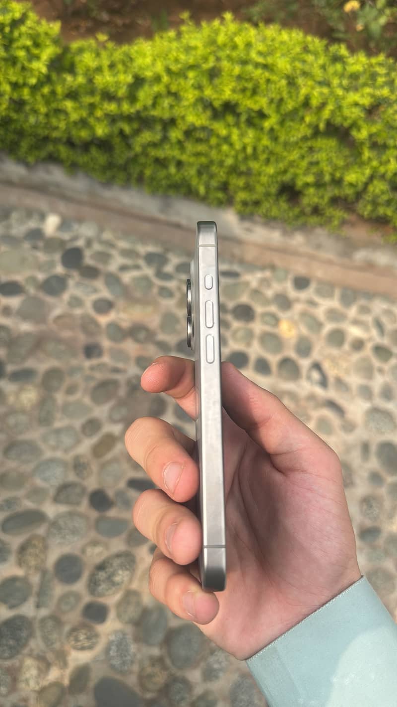 Apple iPhone 15 Pro 3