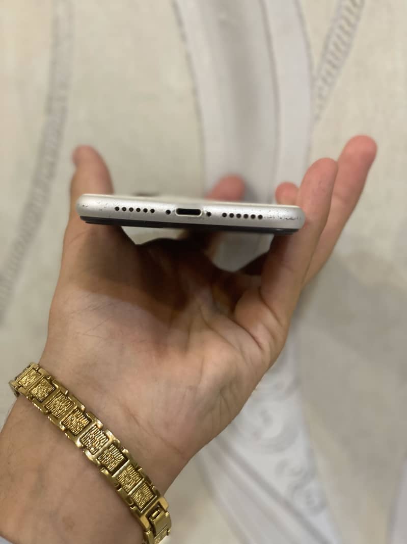 Apple iPhone 11 4