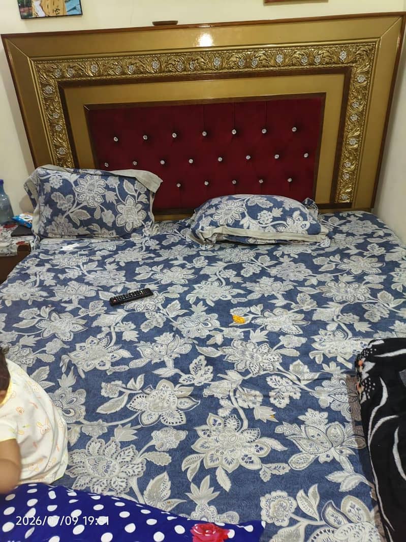 King size bed 0