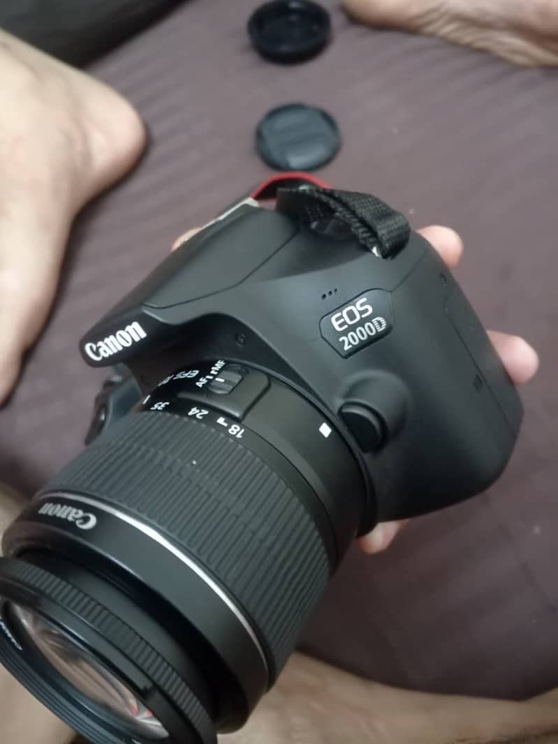Canon EOS 2000D 0