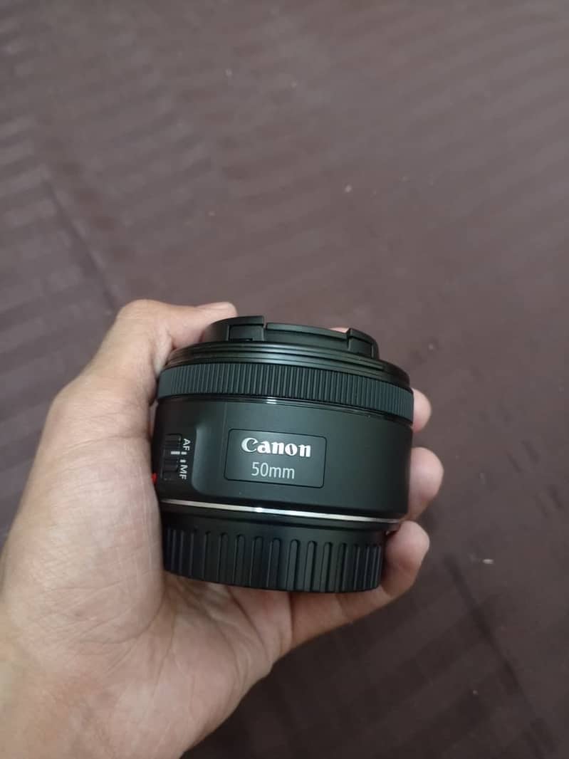 Canon EOS 2000D 1
