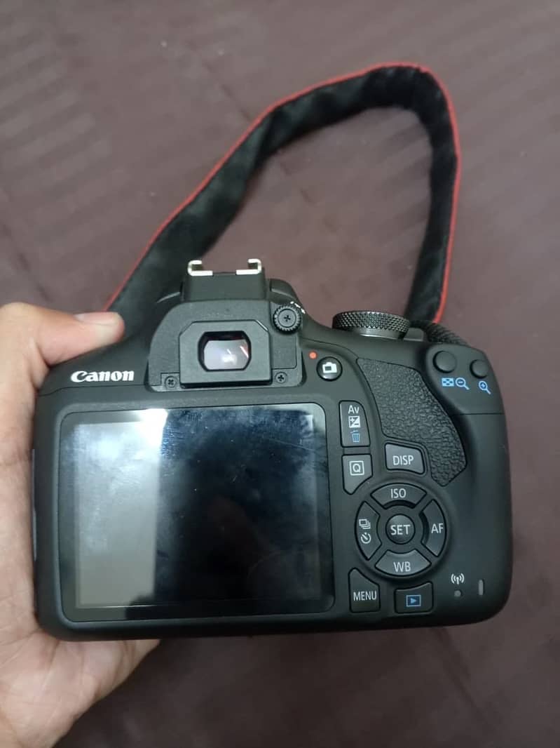 Canon EOS 2000D 9