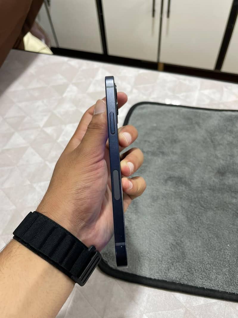Apple iPhone 12 4