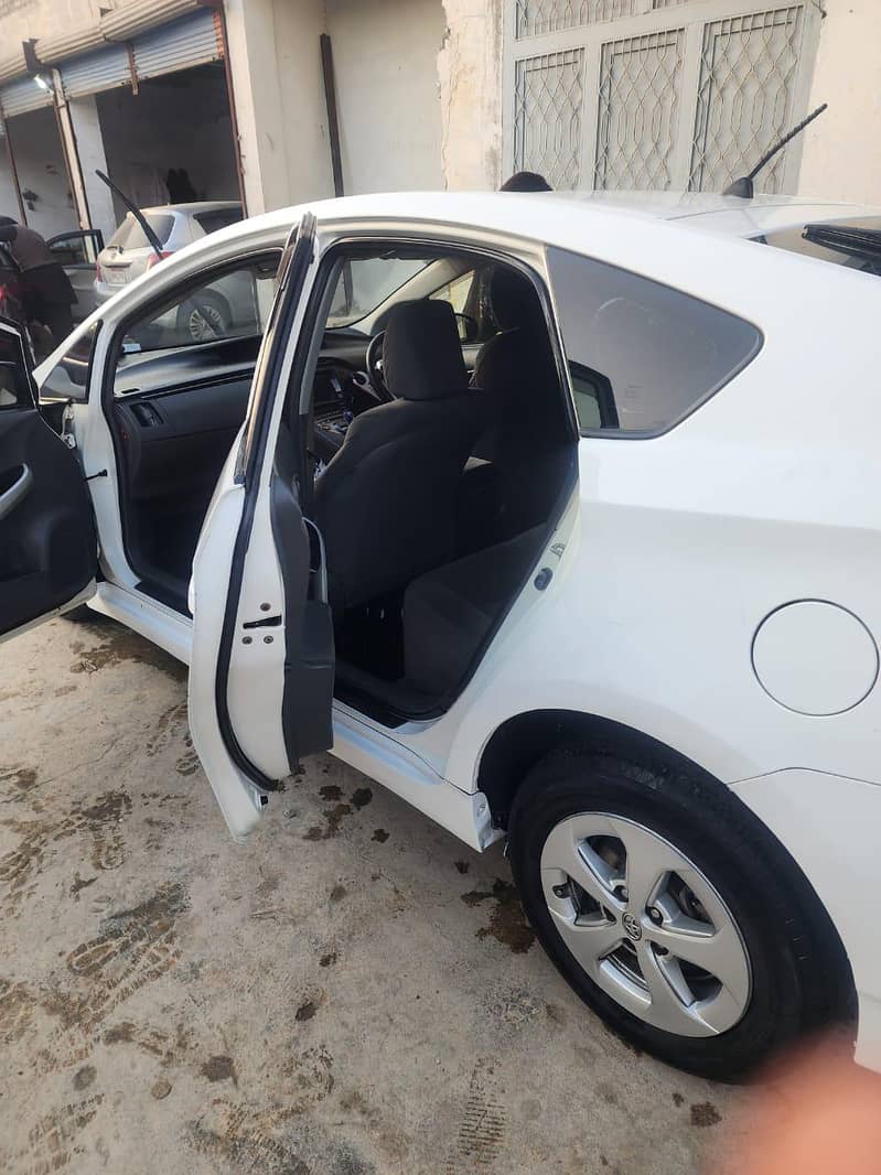 Toyota Prius 2011 4