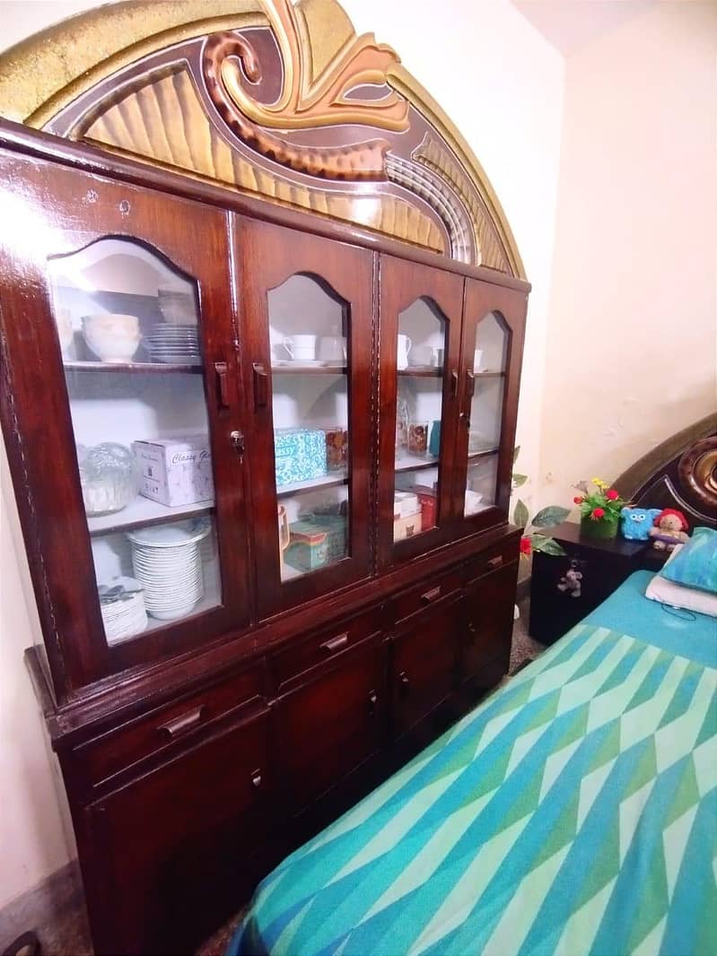 double bed  and show case and mirrors 0