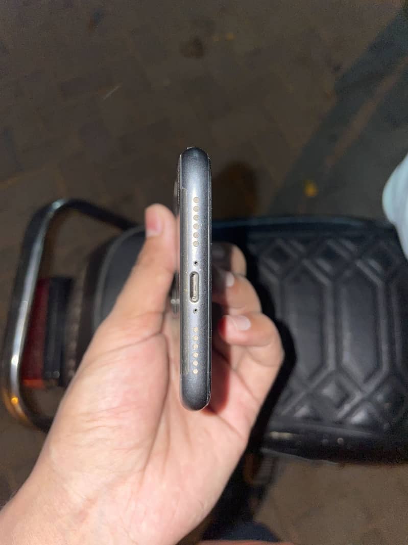 Apple iPhone 11 4