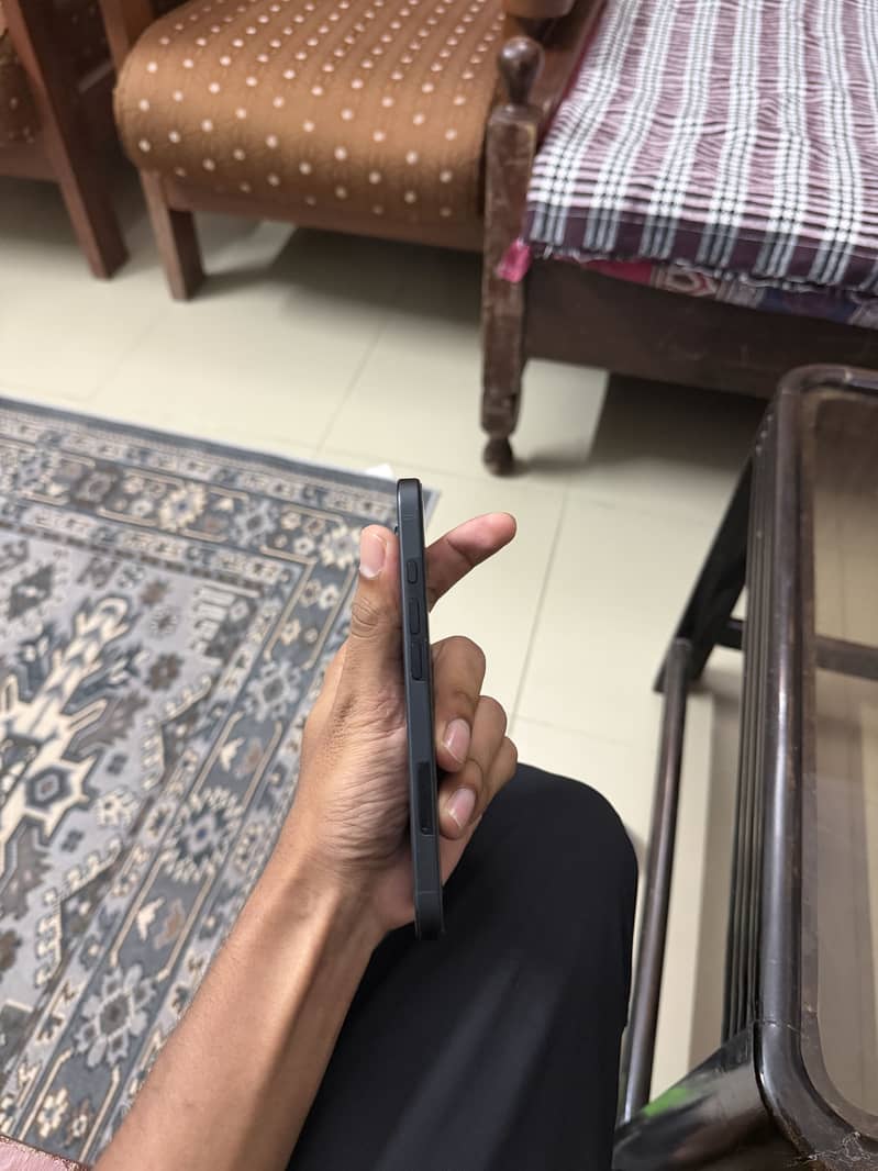Apple iPhone 16 3