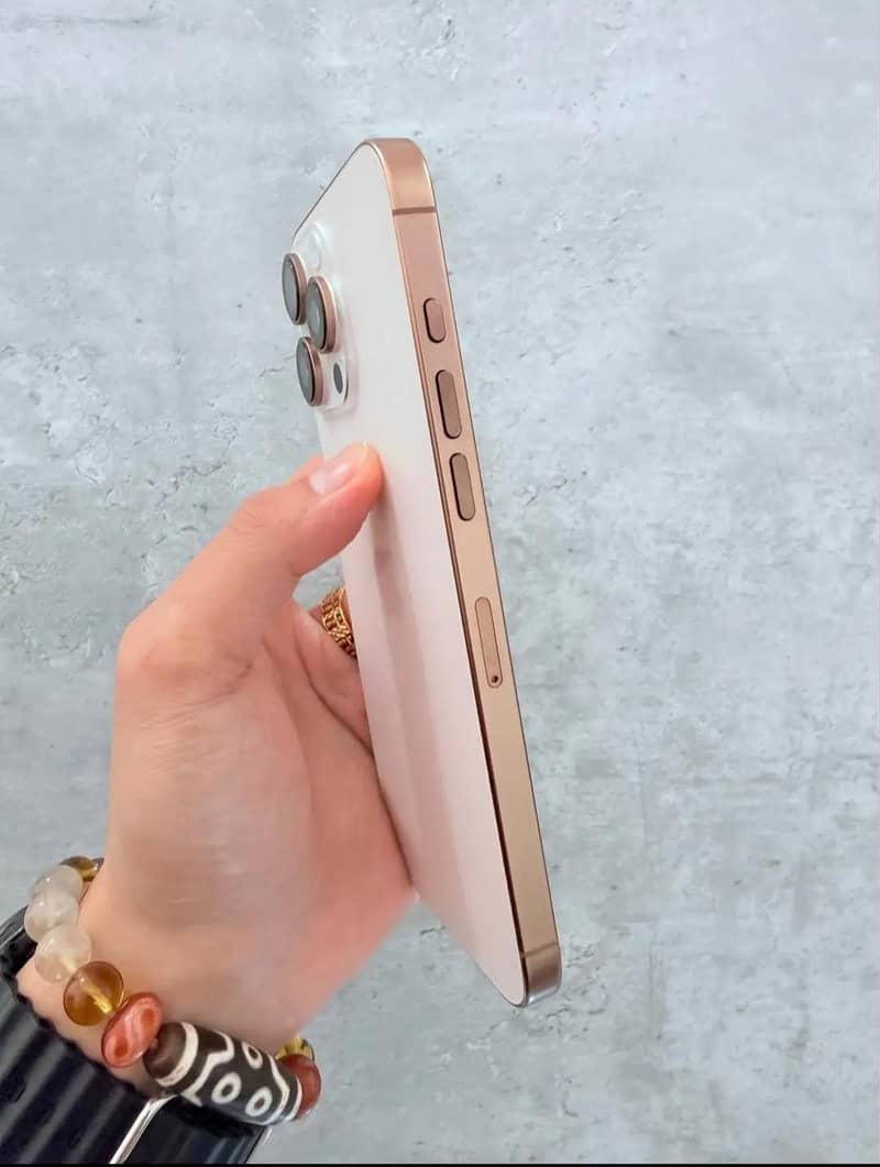 Apple iPhone 16 Pro Max 4