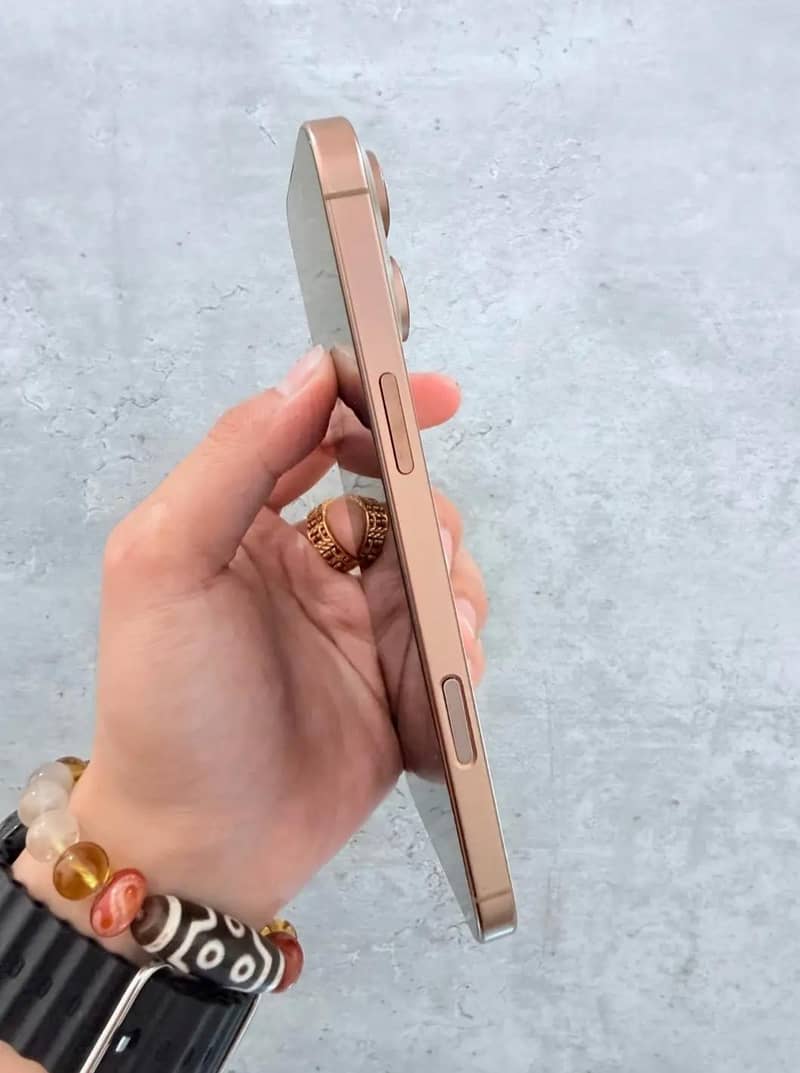 Apple iPhone 16 Pro Max 5