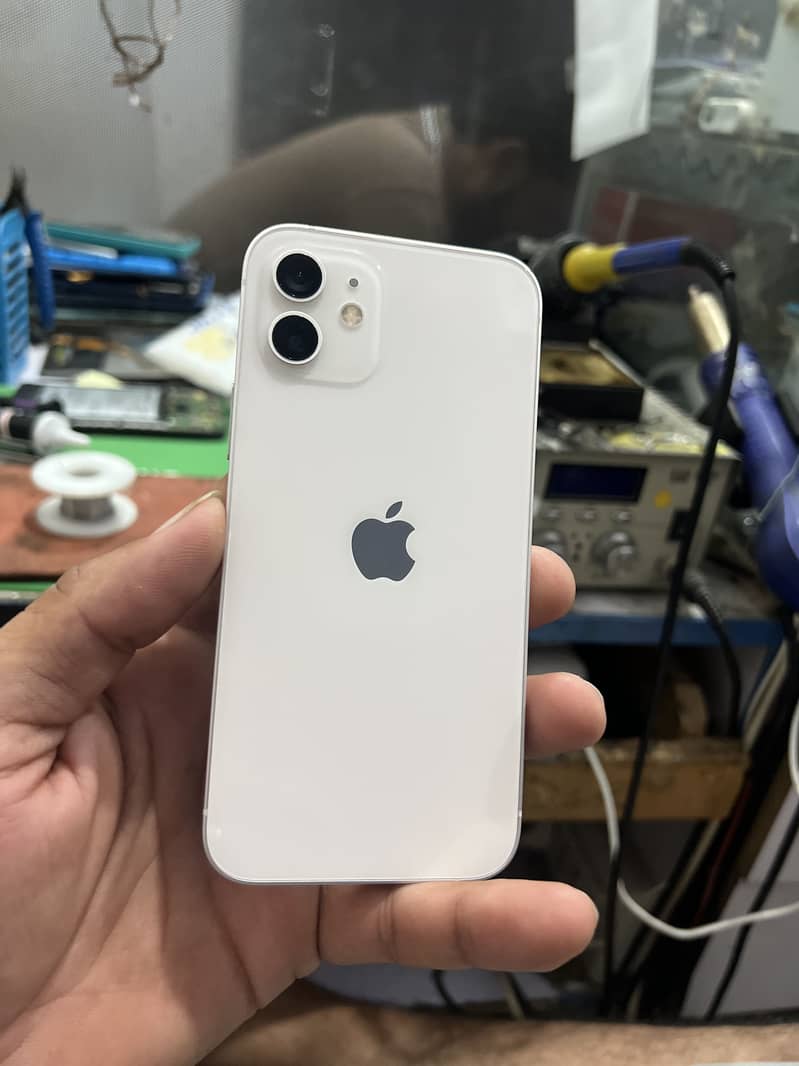 Apple iPhone 12 4