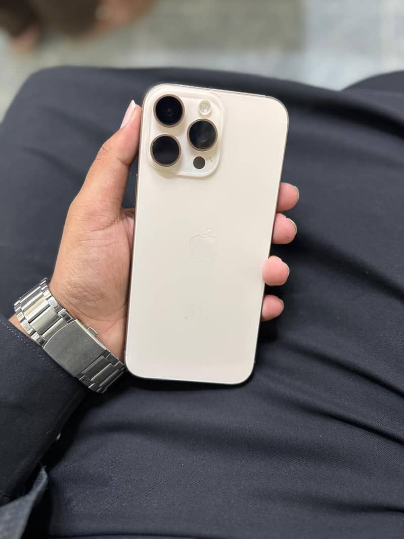 Apple iPhone 16 Pro Max 1