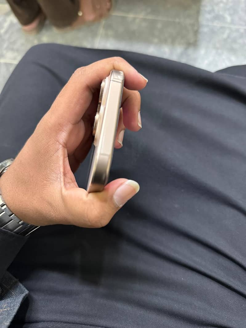 Apple iPhone 16 Pro Max 2
