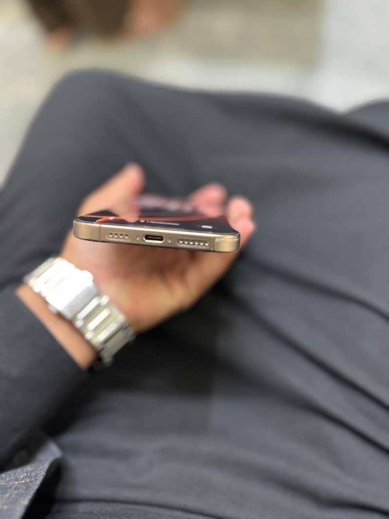 Apple iPhone 16 Pro Max 6