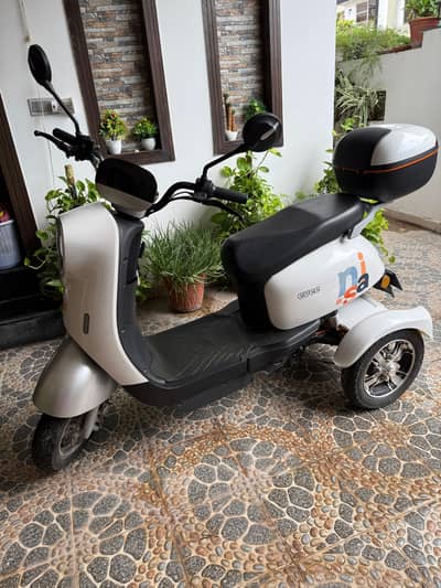 Evee Nisa 3 wheeler Scooty