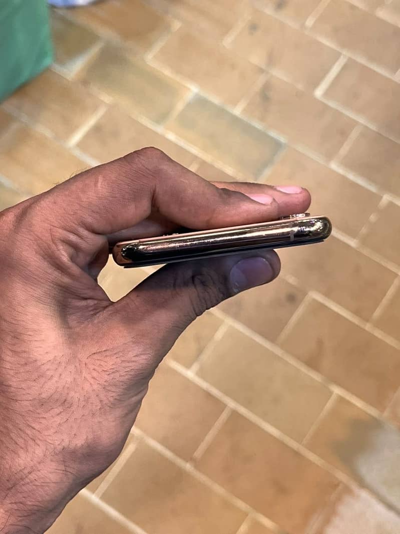 Apple iPhone XS 5