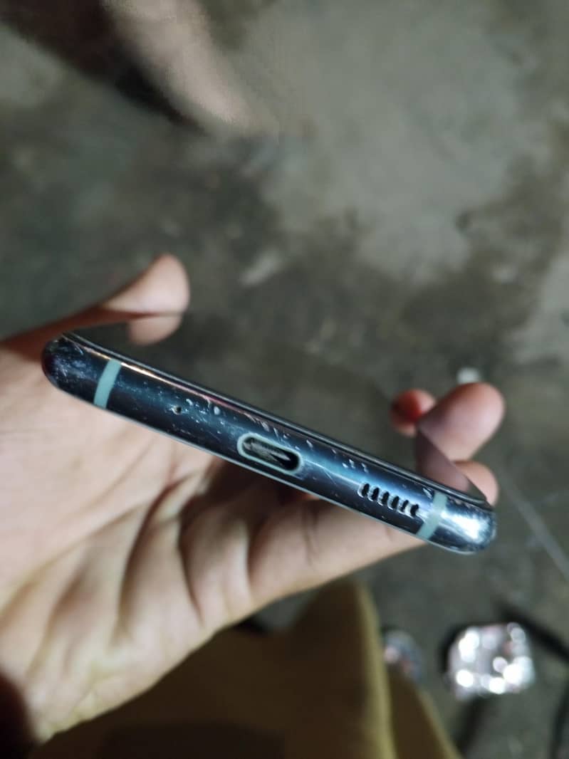 Samsung Mobile S20 FE 4