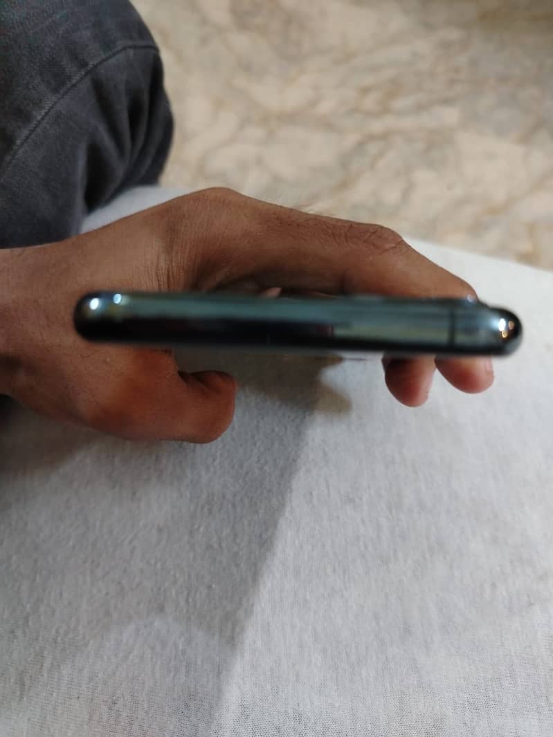 Apple iPhone 11 Pro 4