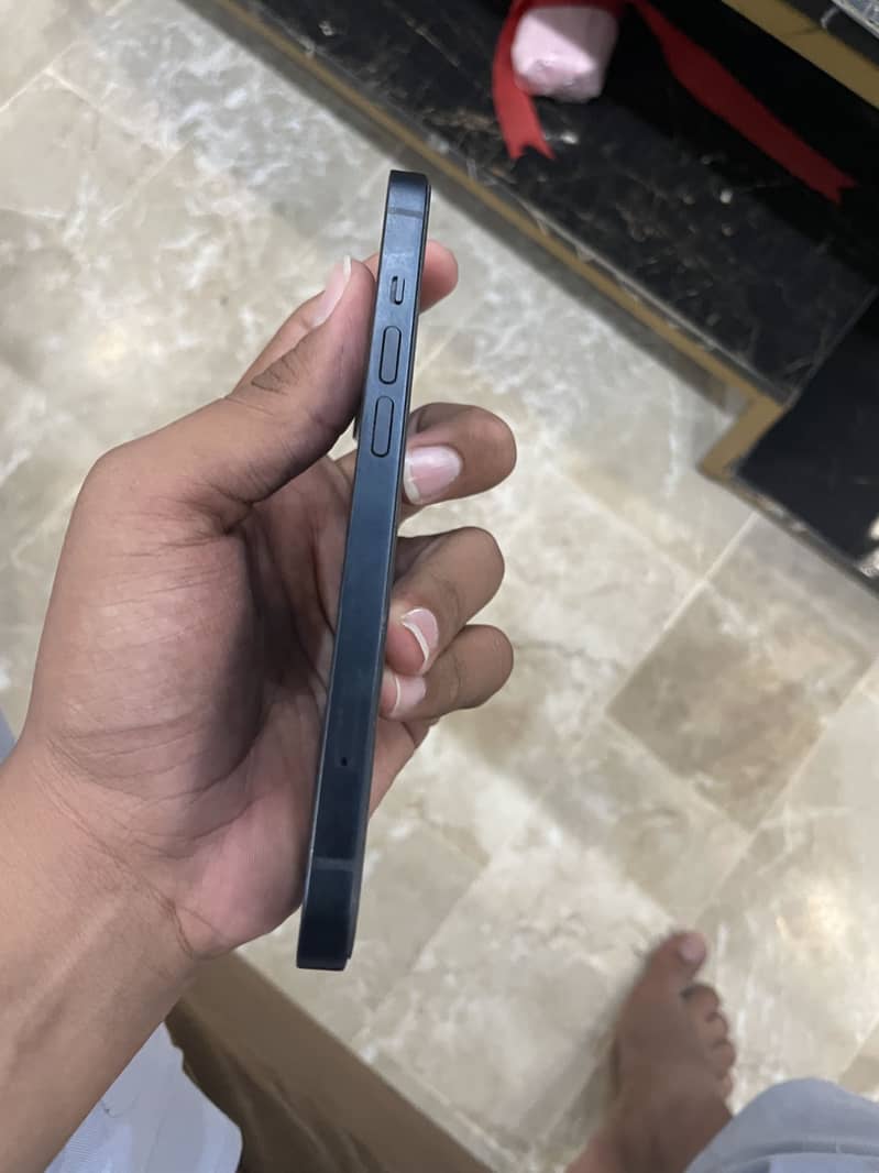 Apple iPhone 13 2