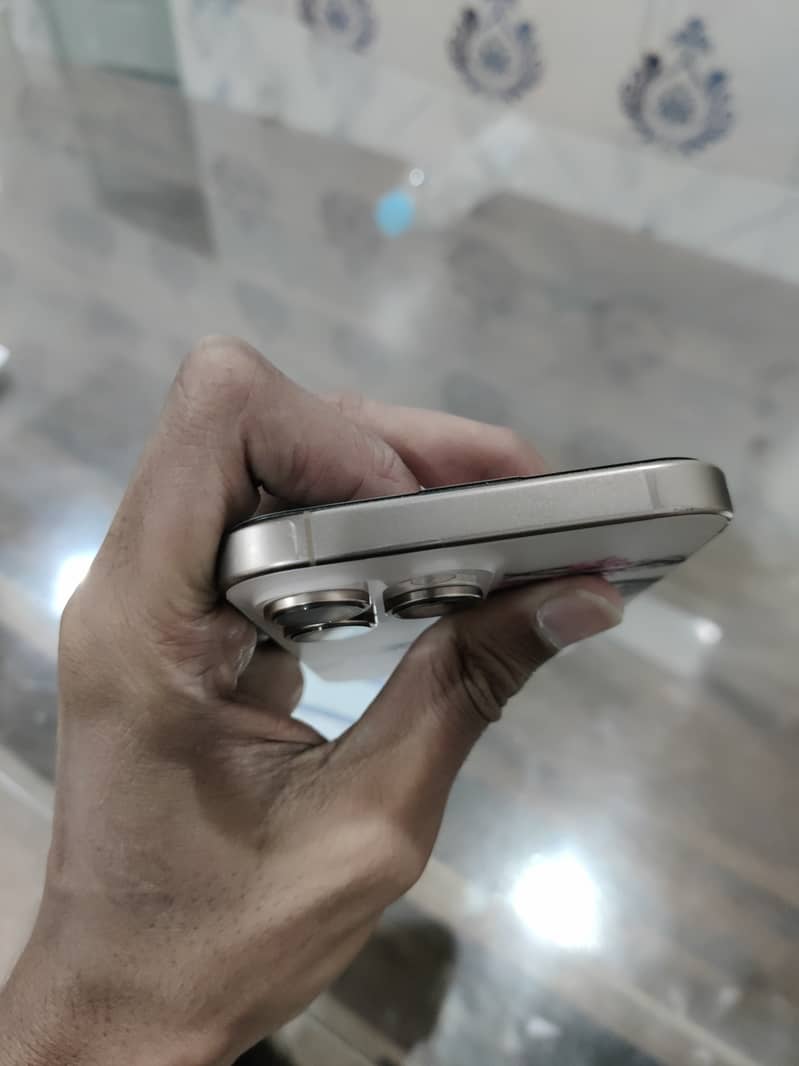 iPhone 16 Pro Max 4