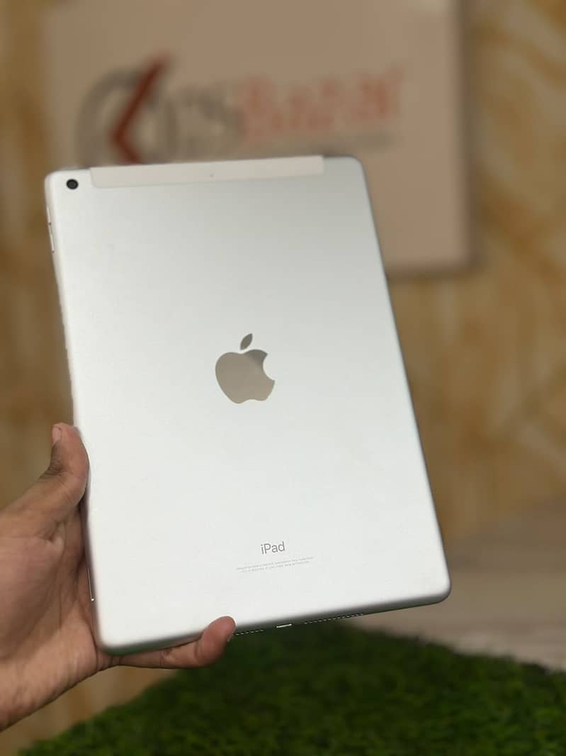 iPad 6th Generation 32 storage 3