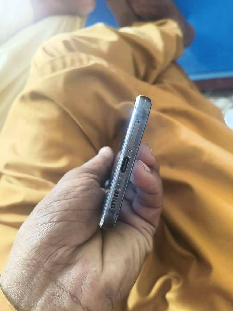 Samsung Mobile S21 fe 4
