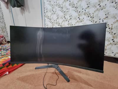 koorui curved led 34 inch (1 month use panel break slightly at middle)