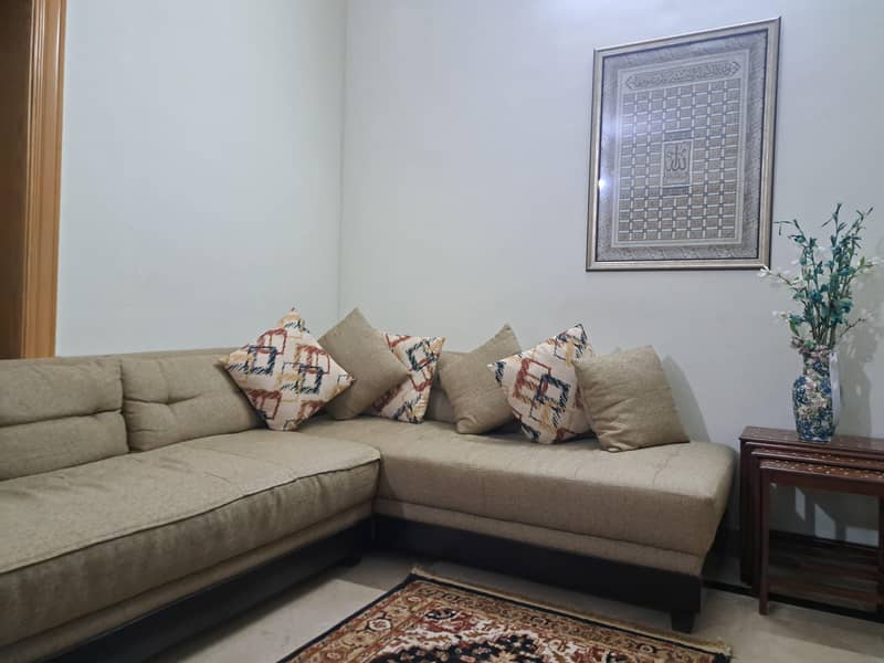 L shape sofa in excellent condition 3