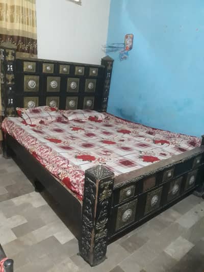 Bech me ek lakri toti hui he baqi ok he matres k sath sell kr raha hu