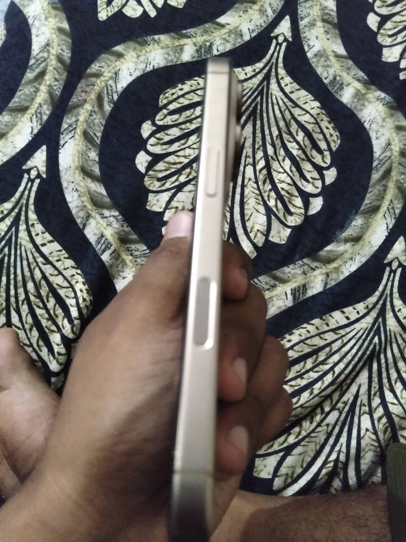 Apple iPhone 16 Pro 3