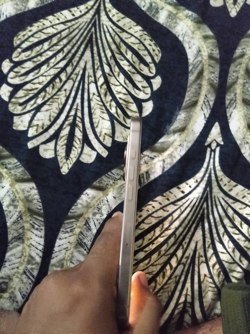 Apple iPhone 16 Pro 4