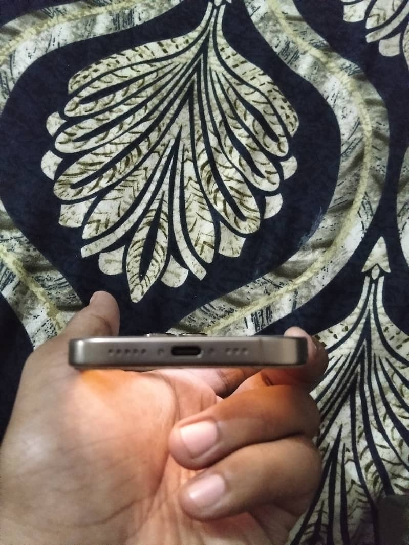 Apple iPhone 16 Pro 2